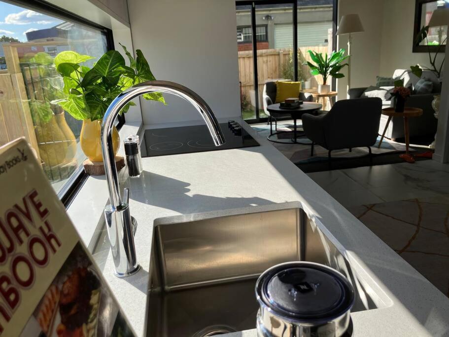 2-Bedroom Ensuite, Close To City, Comfortable, Accessible With Own Parking 基督城 外观 照片